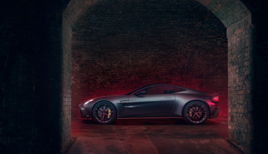Aston Martin Vantage S: Spor Otomobil Performansının Zirve Noktası
