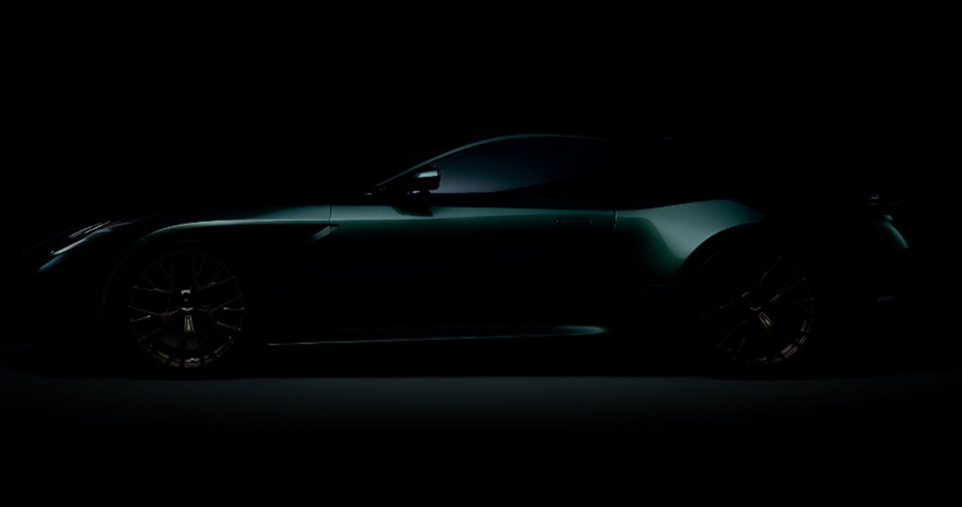 Grand is not enough! Aston Martin yepyeni DB modelini sunmaya hazırlanıyor!