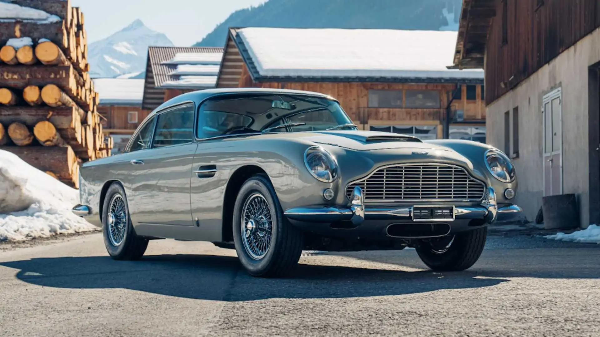 Sean Connery'nin 1964 model Aston Martin DB5'i satıldı!